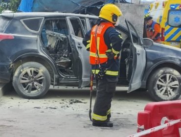 Incendian automóvil con hombre al interior en cercanías del penal Santiago 1: Víctima se encuentra grave