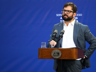 Presidente Boric se comunicó por teléfono con Javier Milei tras su triunfo en elecciones de Argentina