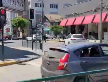 [VIDEO] Cuatro sujetos huyen luego de robar en tienda del Mall Marina en Viña del Mar