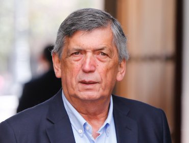 Presidente del PC niega presiones a Boric para designar embajador en Argentina