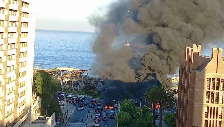 Pescadores de Caleta Portales encienden barricadas y originan kilométrica congestión vehicular en la avenida España de Valparaíso