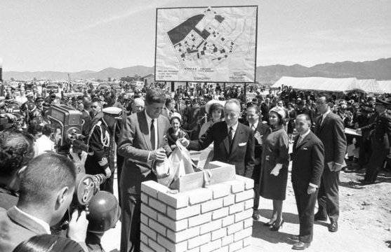 Qué buscaba EE.UU. con los barrios Kennedy que el icónico presidente impulsó en América Latina en los años 60