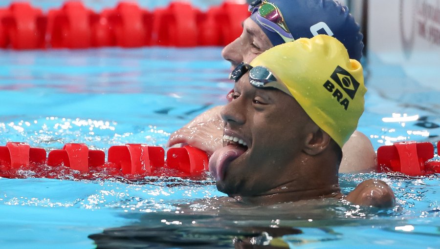 Alberto Abarza de Chile gana medalla de plata en natación y brasileño se queda con el oro