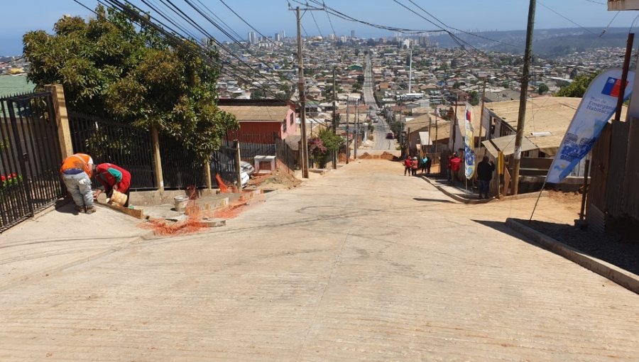 Pavimentación e instalación de luminarias en el campamento Amanecer de Viña del Mar registra un 24% de avance