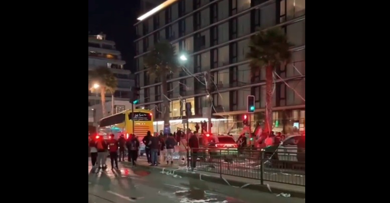 Barristas de Colo-Colo se enfrentaron a Carabineros tras "banderazo" en la Av. San Martín de Viña del Mar