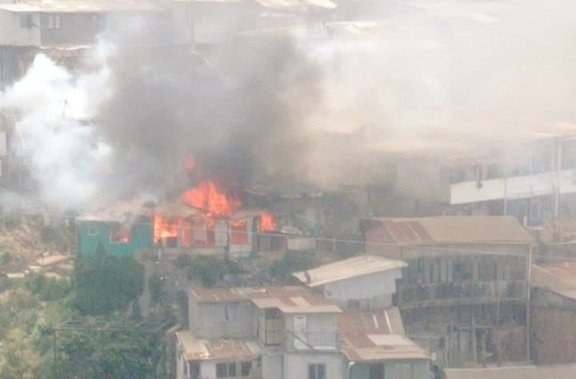 Dos viviendas destruidas dejó incendio en el cerro Toro de Valparaíso: siniestro generó una gran columna de humo