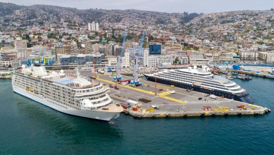 Doble recalada en el Puerto de Valparaíso: arribó el yate de expedición Scenic Eclipse II y el crucero The World