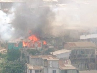 Dos viviendas destruidas dejó incendio en el cerro Toro de Valparaíso: siniestro generó una gran columna de humo