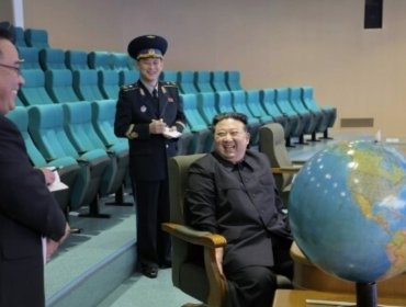 Kim Jong Un estudia las primeras imágenes del nuevo satélite espía norcoreano