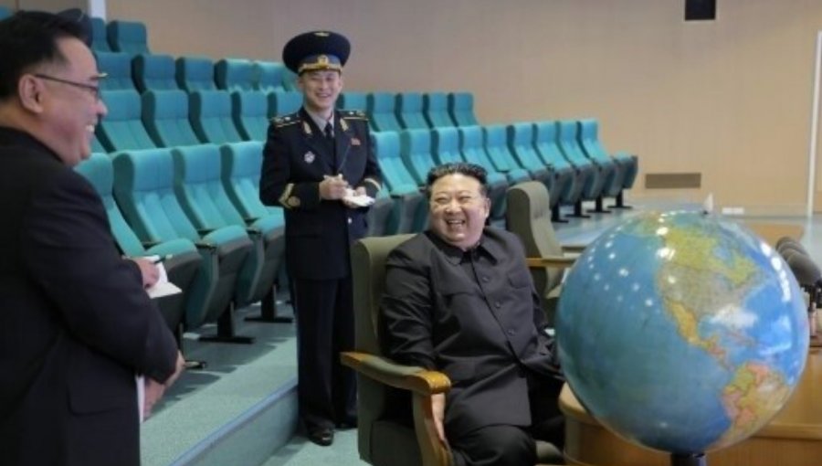 Kim Jong Un estudia las primeras imágenes del nuevo satélite espía norcoreano