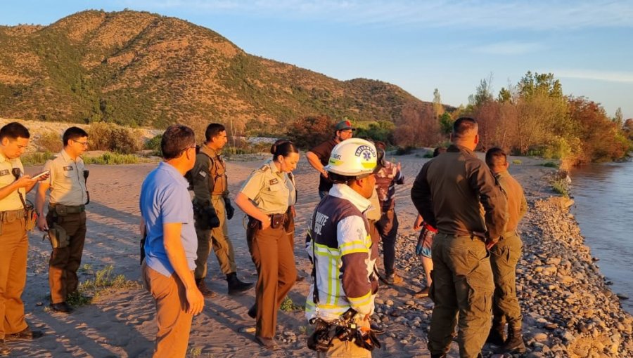 Con helicóptero y un dron retoman búsqueda de madre y su hijo que cayeron a las aguas del río Tinguiririca