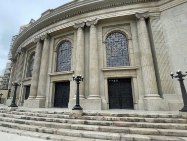 Teatro Municipal de Viña afina sus últimos detalles de cara a su reinauguración: retiraron cierre que bloqueaba el frontis