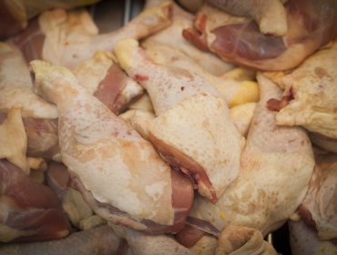 Sernac alcanza acuerdo con SMU por colusión en la venta de pollos: 188 mil personas recibirán compensación