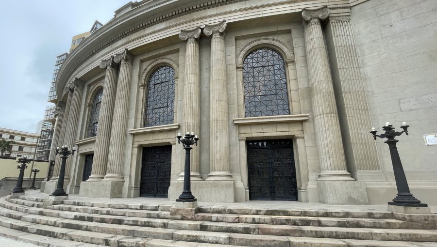 Teatro Municipal de Viña afina sus últimos detalles de cara a su reinauguración: retiraron cierre que bloqueaba el frontis