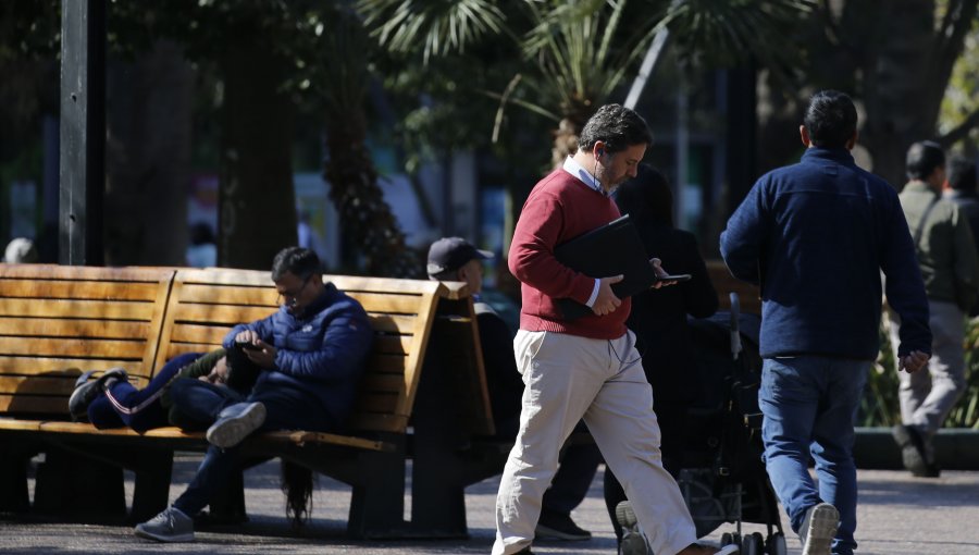 Desempleo volvió a aumentar en Chile: tasa subió 0,9 puntos y llegó al 8,9% durante el trimestre agosto - octubre