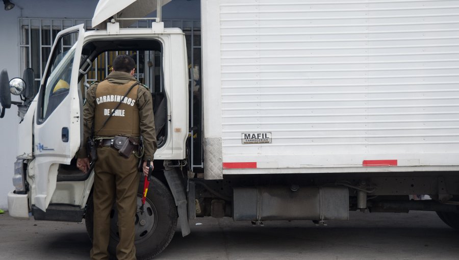 Banda robó camión de lácteos y retuvo a chofer en San Bernardo: Tres delincuentes fueron detenidos