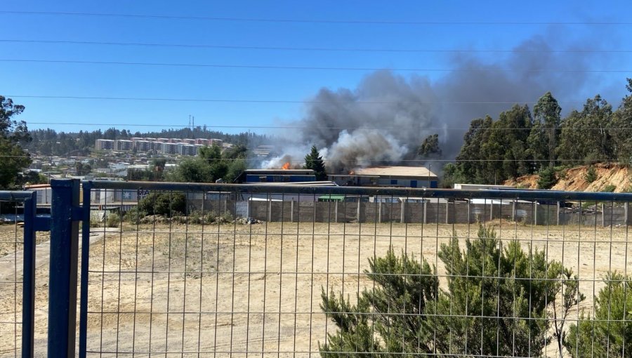 Incendio afecta a una bodega de cartones y polietileno en sector de Placilla en Valparaíso