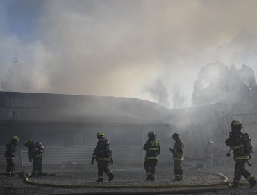 Controlan incendio que afectó a bodega de cartones y plásticos en sector de Placilla en Valparaíso