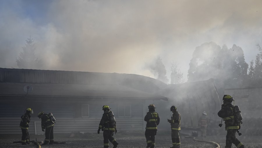 Controlan incendio que afectó a bodega de cartones y plásticos en sector de Placilla en Valparaíso