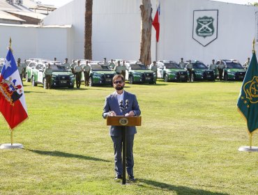 Presidente Boric anuncia redadas masivas en entrega de 90 vehículos para Carabineros