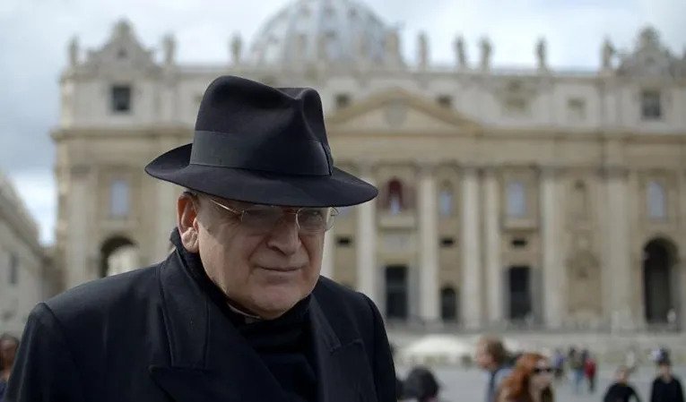 Quién es Raymond Burke, el cardenal ultraconservador crítico del Papa Francisco que será desalojado del Vaticano