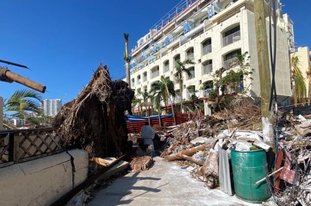 El panorama desolador que encuentran los primeros turistas que visitan Acapulco tras el paso del devastador huracán Otis