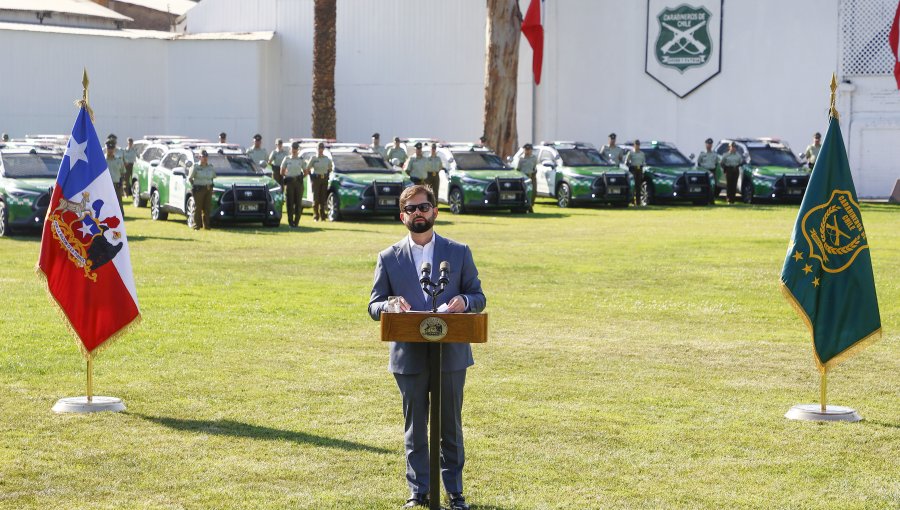 Presidente Boric anuncia redadas masivas en entrega de 90 vehículos para Carabineros