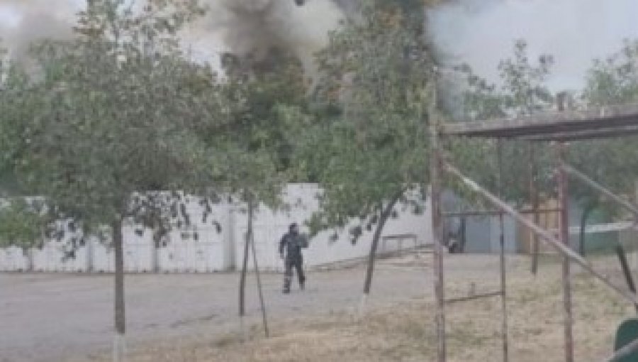 Dos personas mueren en incendio que afectó a la Escuela de Formación de Carabineros