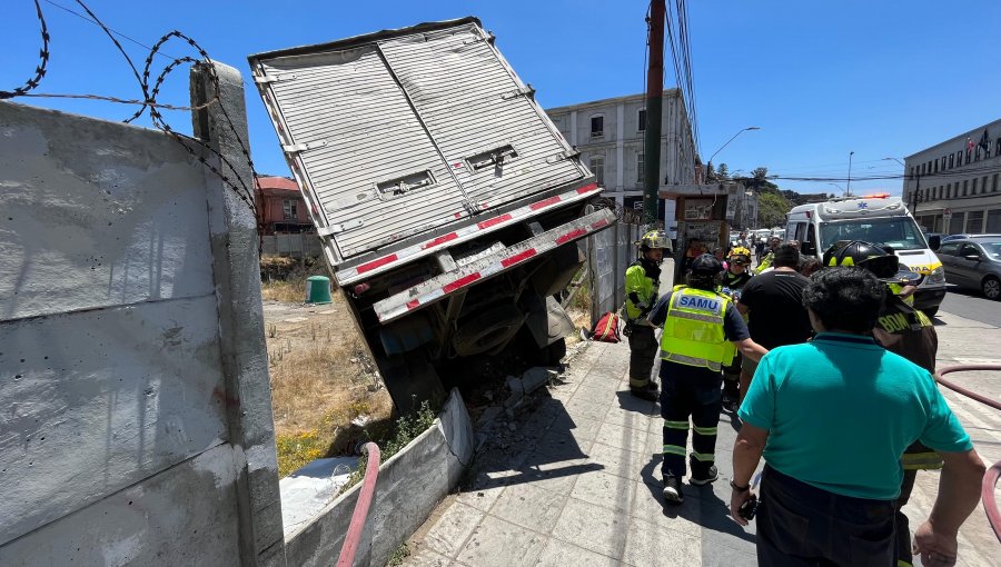 Camión protagonizó accidente de tránsito a metros de la plaza Sotomayor de Valparaíso