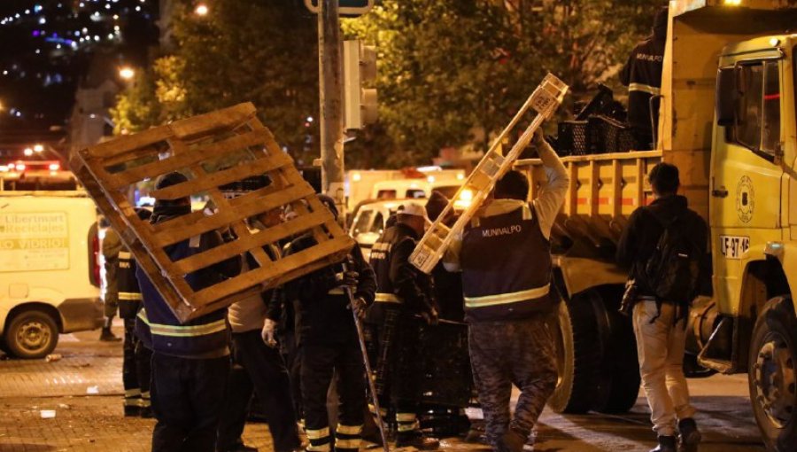 Operativo de limpieza retiró más de 22 tonelados de desechos y voluminosos en los alrededores del Mercado Cardonal de Valparaíso