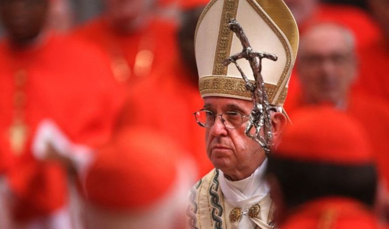 Qué hay detrás del enfrentamiento entre el Papa y los jerarcas ultraconservadores en EE.UU. que son hostiles a sus reformas