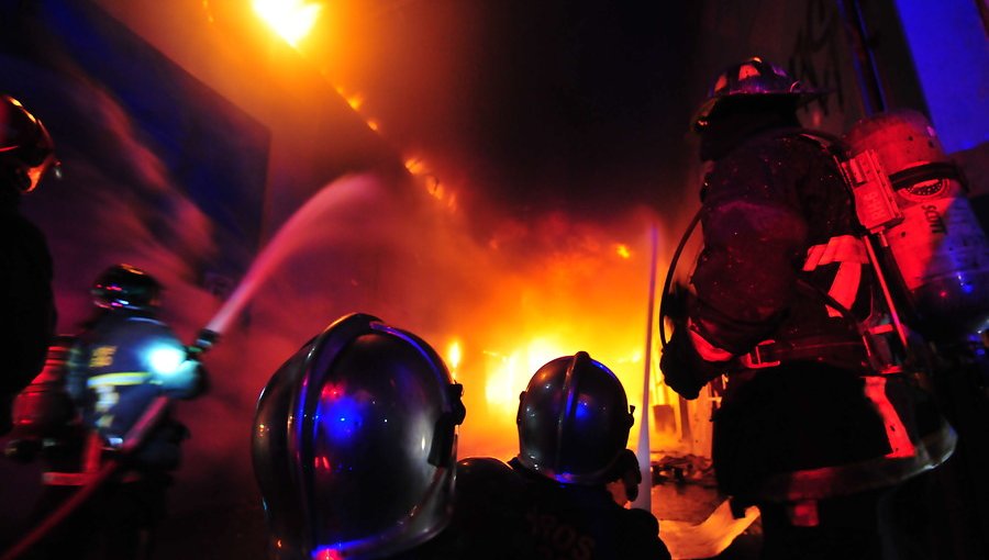 Dos fallecidos dejó incendio que arrasó con vivienda en Estación Central