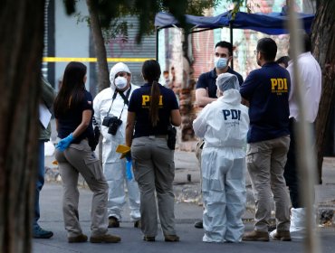 Hombre muere asesinado a balazos en la vía pública: Bala loca hirió a vecino mientras dormía