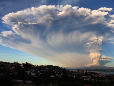 Erupción volcánica en Indonesia deja 11 montañistas muertos y otros 12 desaparecidos