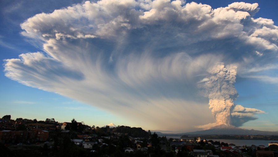 Erupción volcánica en Indonesia deja 11 montañistas muertos y otros 12 desaparecidos