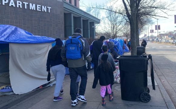 La "crisis humanitaria" que vive Chicago por los miles de migrantes obligados a dormir en comisarías y en el aeropuerto