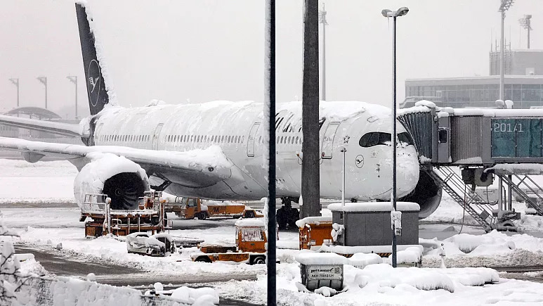 Aeropuerto de Múnich en Alemania canceló parcialmente los vuelos por una lluvia helada que congeló las pistas