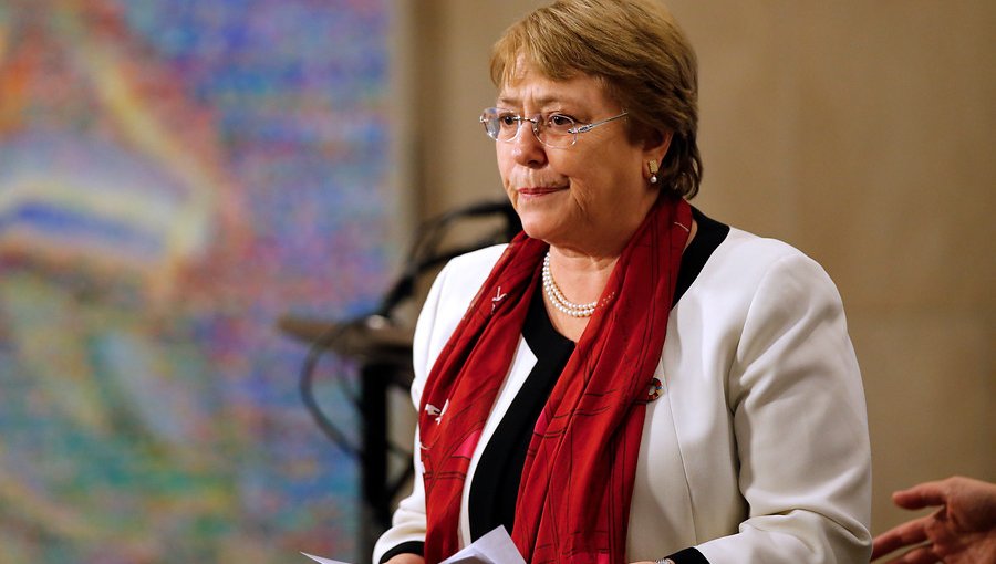 Mujeres encabezadas por Michelle Bachelet rechazan propuesta de nueva Constitución por retroceso en aborto