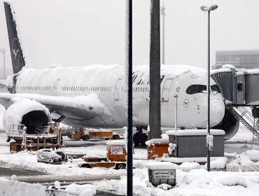 Aeropuerto de Múnich en Alemania canceló parcialmente los vuelos por una lluvia helada que congeló las pistas