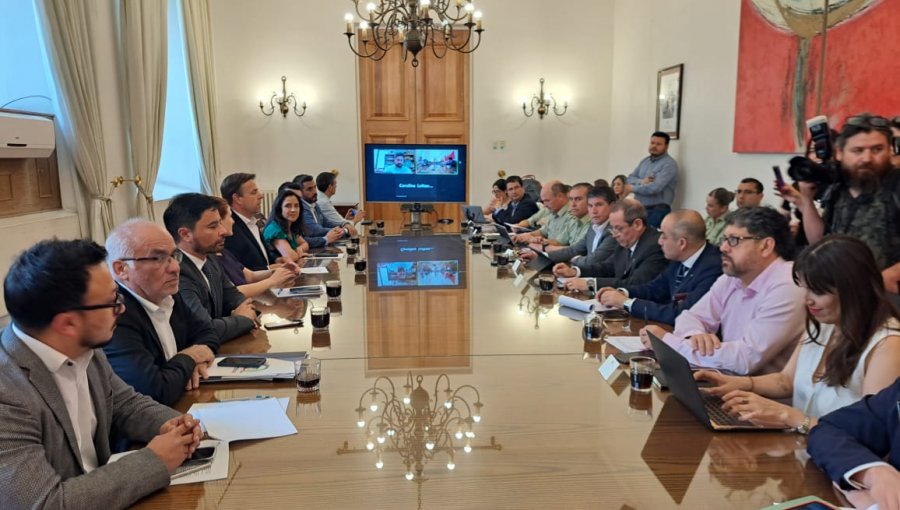 Alcaldes de oposición se declaran "decepcionados" tras reunión con Monsalve en La Moneda para abordar la crisis de seguridad