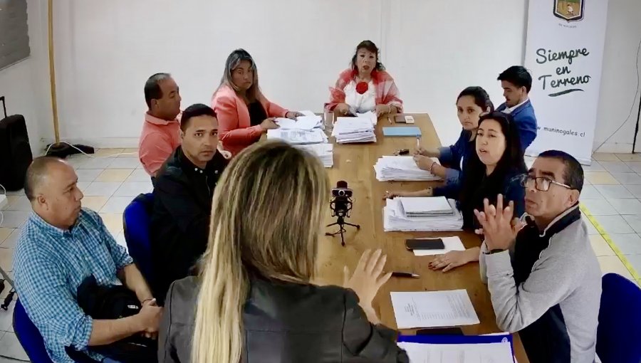 En tensa sesión, Concejo de Nogales ratifica a Paola Moya como Administradora Municipal, pese a formalización y querella por cohecho