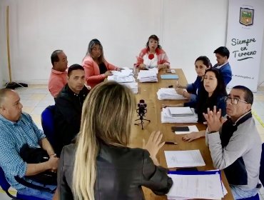 En tensa sesión, Concejo de Nogales ratifica a Paola Moya como Administradora Municipal, pese a formalización y querella por cohecho