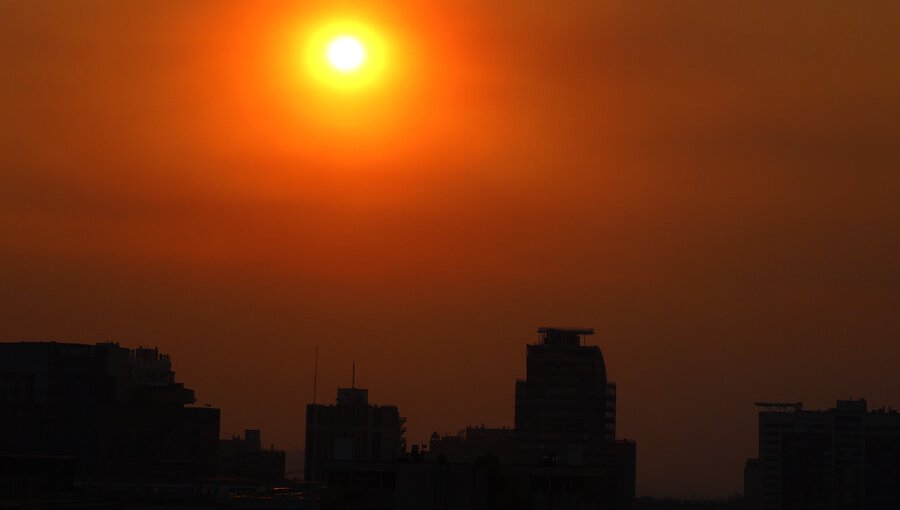 Seremi descarta preemergencia en la Región Metropolitana por humo del incendio en María Pinto