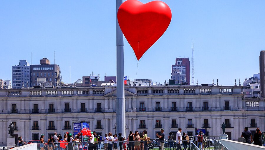 Corazón de Festival Hecho En Casa se instala frente al Palacio de La Moneda