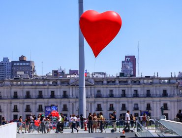 Corazón de Festival Hecho En Casa se instala frente al Palacio de La Moneda