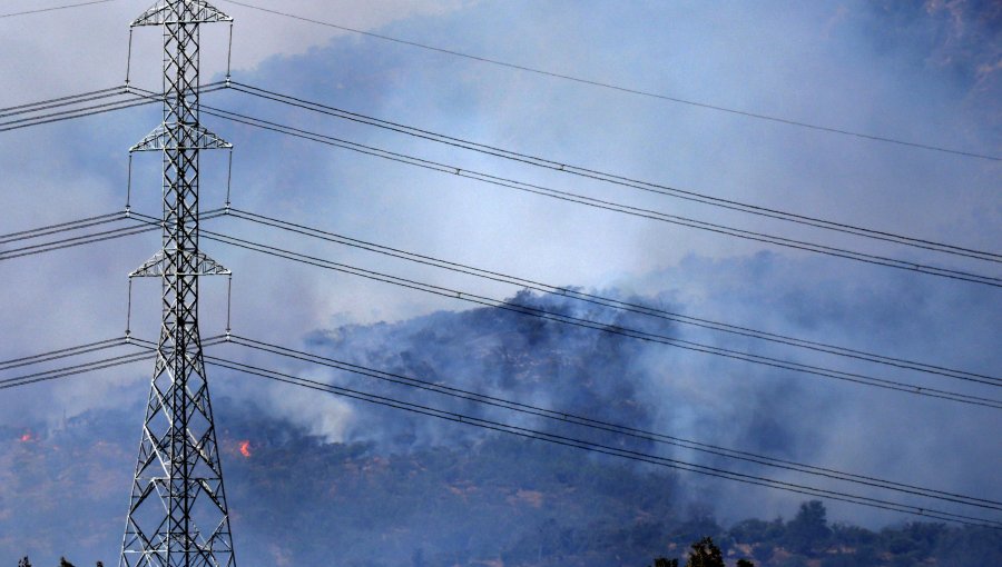 Alerta Roja ahora en Valparaíso: Incendio forestal amenaza área protegida del Lago Peñuelas