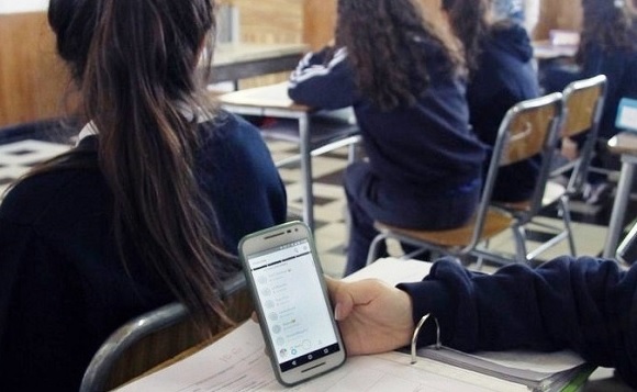 Presentan proyecto que busca prohibir a estudiantes el uso de celulares en establecimientos durante clases y descansos