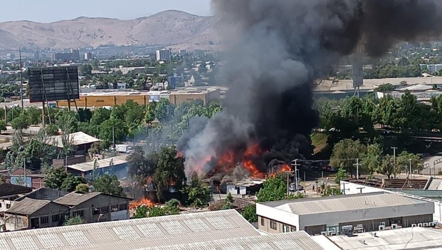 Incendio en toma de Quinta Normal deja 20 viviendas consumidas y varios vecinos intoxicados