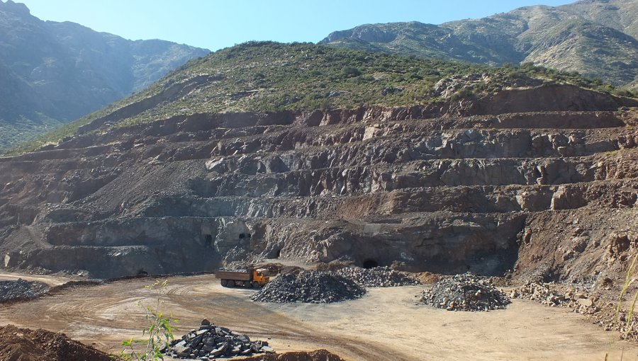 Mineros de Cabildo en alerta: 700 trabajadores podrían quedar cesantes si el Consejo de Ministros decide cerrar la Mina Cerro Negro