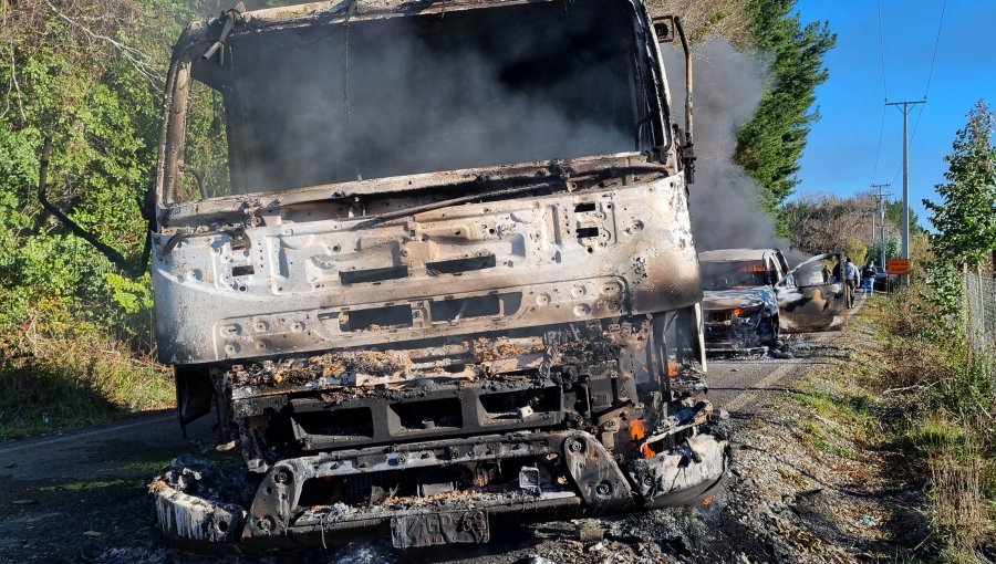 Una camioneta y maquinaria forestal quemada tras atentado incendiario en Vilcún